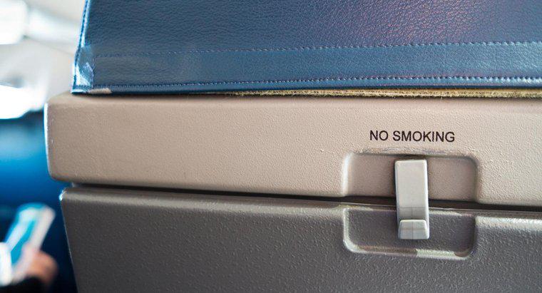 Was sind die Standardabmessungen des Raums unter einem Sitz einer Fluggesellschaft?