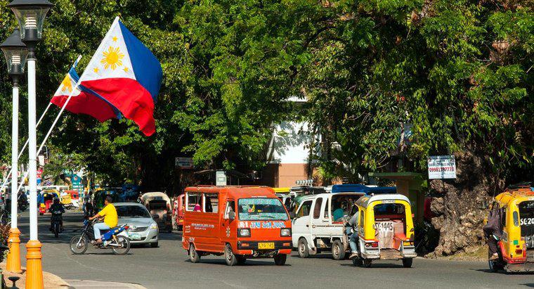 Welche Symbolik drückt die philippinische Flagge aus?