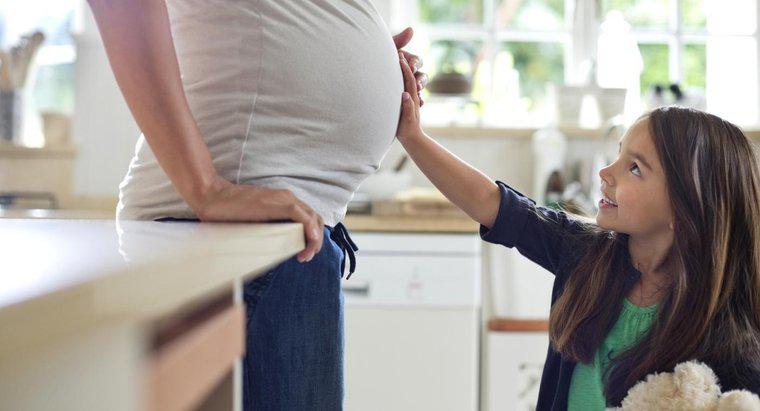 Wann beginnen Babys im Mutterleib zu treten?
