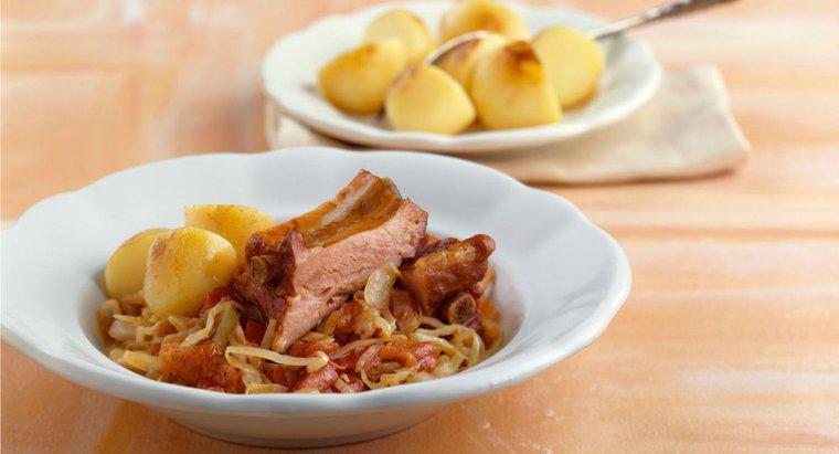 Was ist ein einfaches Rezept für Schweinefleisch und Sauerkraut?