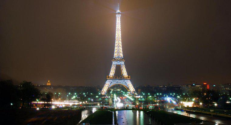 Wie hoch ist der Eiffelturm?