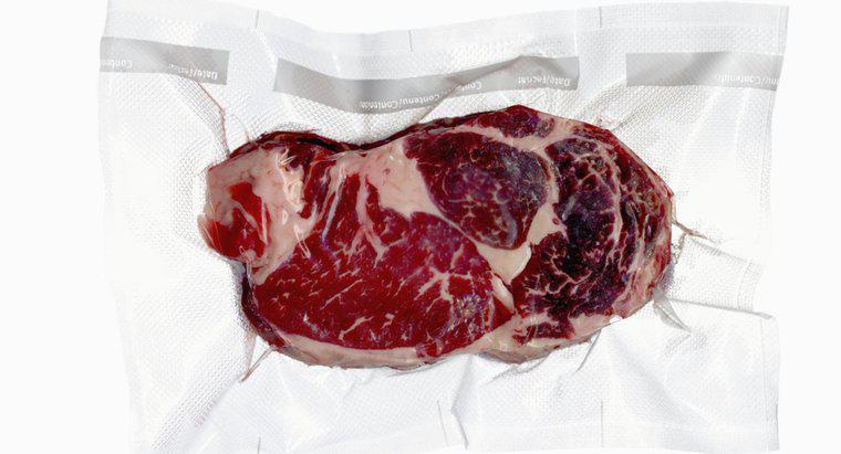 Was passiert, wenn Sie gefrorenes Fleisch über Nacht bei Raumtemperatur stehen lassen?