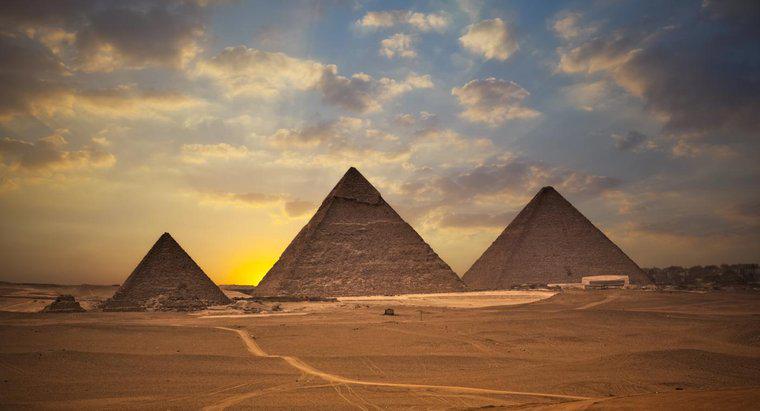 In welche Richtung zeigen die Pyramiden?