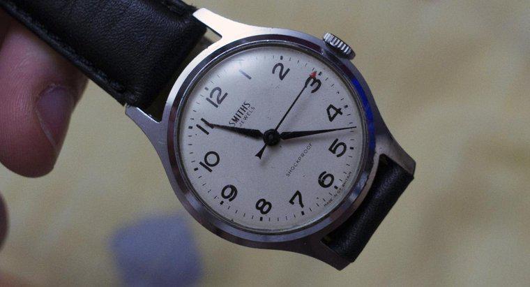 Wie öffnet man die Rückseite einer Armbanduhr?