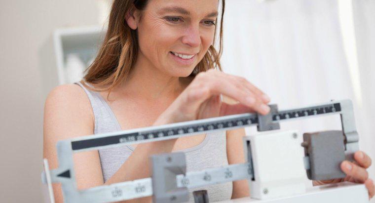 Wie können Sie das gesunde Gewicht für Ihre Größe und Ihr Alter berechnen?