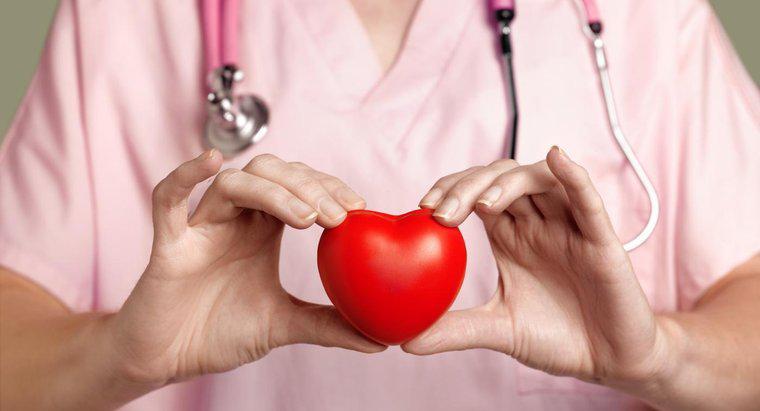 Was sind Anzeichen einer Herzerkrankung bei Frauen?