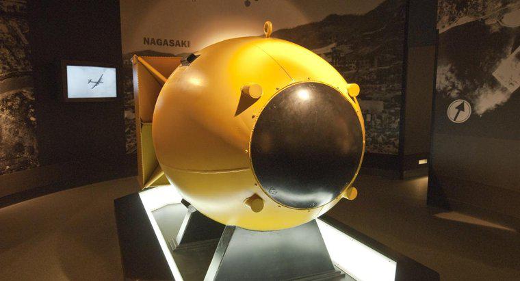 Was ist der Unterschied zwischen einer Atombombe und einer Atombombe?