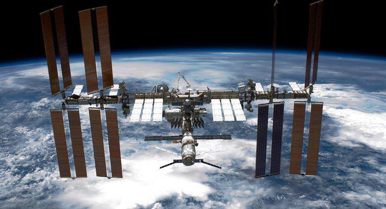 Wie lange dauert es, bis die Internationale Raumstation die Erde umkreist?