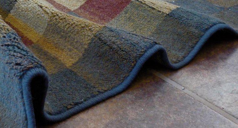 Wie kann ein zerknitterter Teppich flachgedrückt werden?