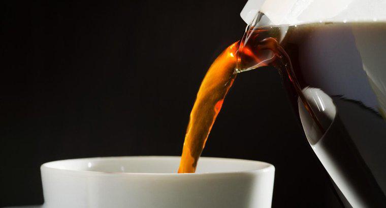 Wie viele Messlöffel Kaffee werden pro Tasse Wasser benötigt?