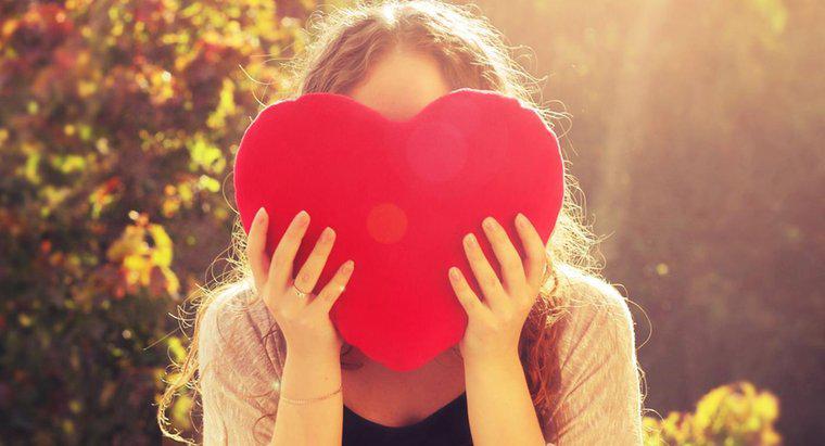Was sind häufige Anzeichen eines Herzinfarkts bei Frauen?