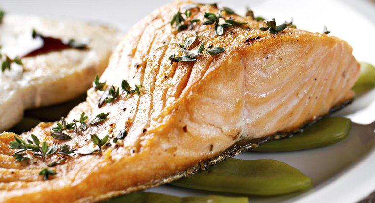 Was ist ein einfaches Rezept für gebackenen Lachs?
