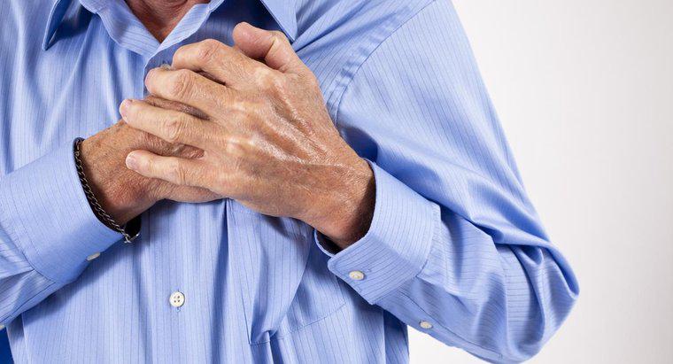Was verursacht leichte klemmende Schmerzen in der oberen linken Brust?