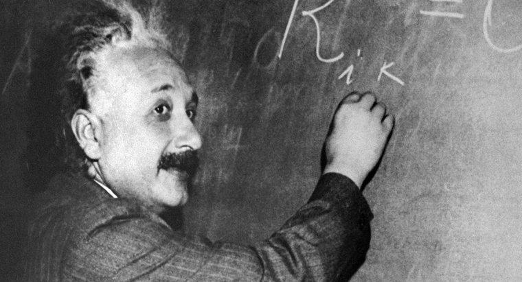 Hat Einstein geholfen, die Atombombe zu erfinden?