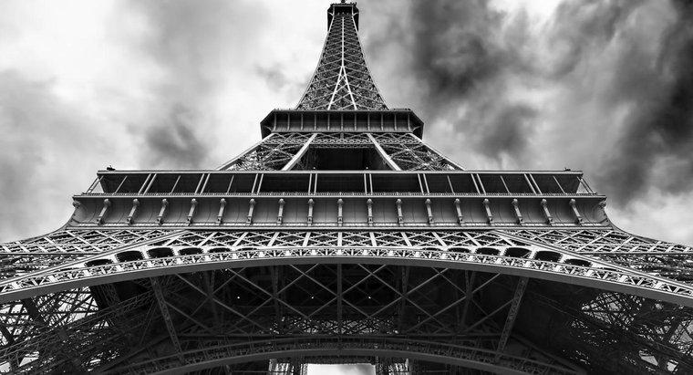 In welcher Farbe wurde der Eiffelturm ursprünglich gestrichen?