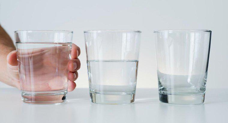 Kann Dehydration dazu beitragen, dass der Körper Wasser speichert?