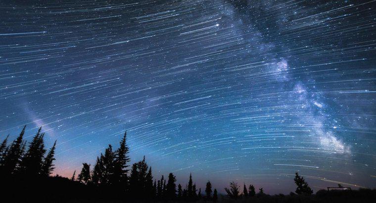 Warum erscheinen manche Sterne heller als andere?