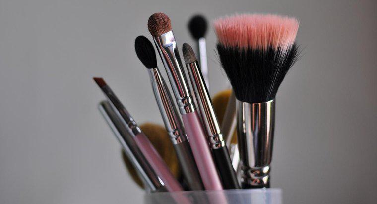 Wie reinigt man Make-up-Pinsel mit Essig?