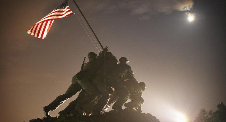 Wie viele Menschen starben in der Schlacht von Iwo Jima?
