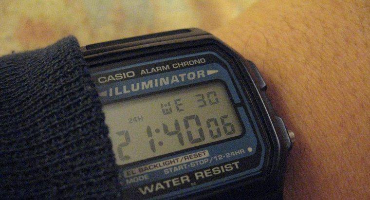 Wie stellen Sie die Zeit auf einer Casio Illuminator-Uhr ein?