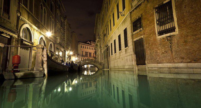 Wie tief sind die Kanäle von Venedig, Italien?