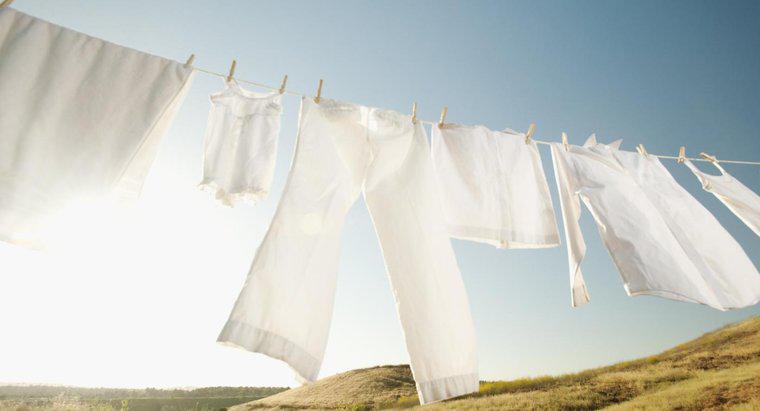Soll weiße Kleidung in heißem oder kaltem Wasser gewaschen werden?