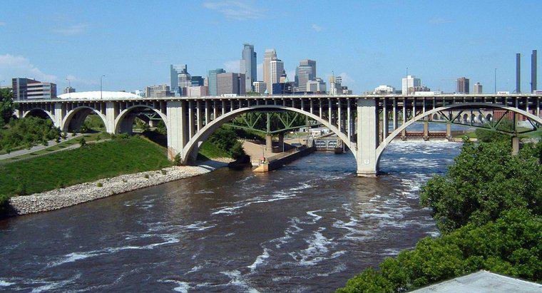 Wie viele Brücken überqueren den Mississippi?