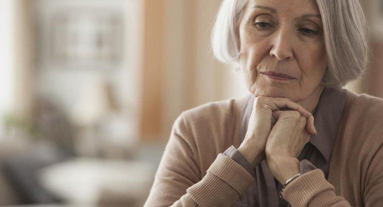 Was sind die Symptome eines niedrigen Natriumspiegels bei älteren Menschen?