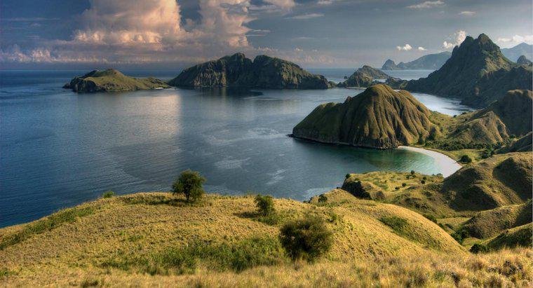 Aus wie vielen Inseln besteht Indonesien?