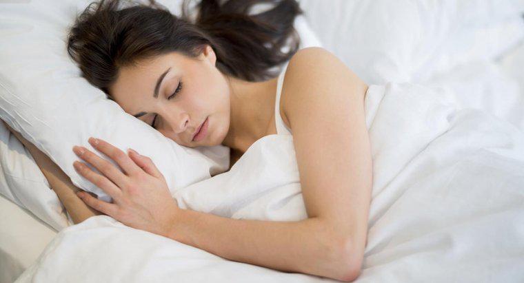 Was sind einige Ursachen für Taubheit in den Händen beim Schlafen?