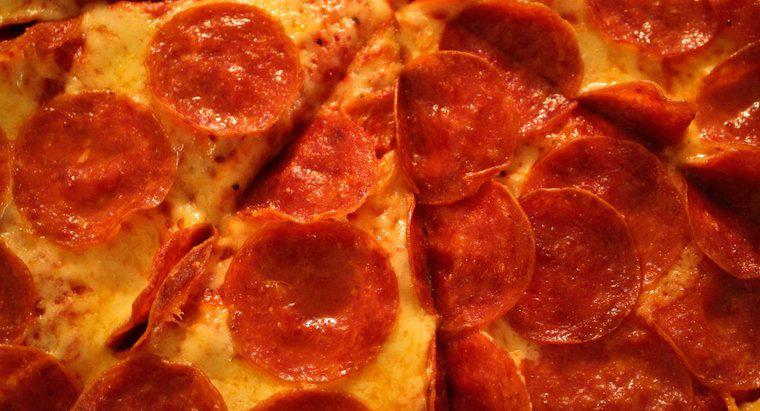 Wie viele Kalorien hat ein Stück Peperoni-Pizza?