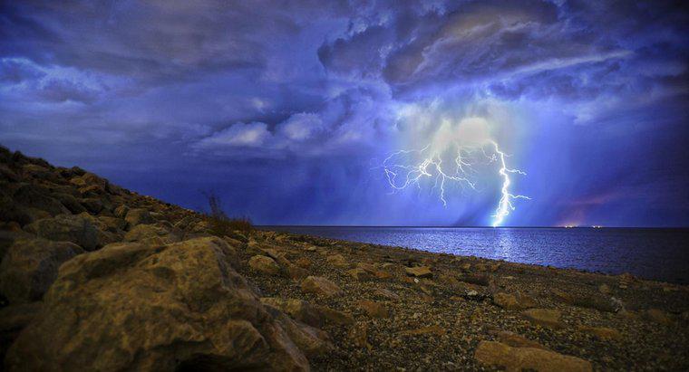 Wie weit können Blitze im Wasser reisen?