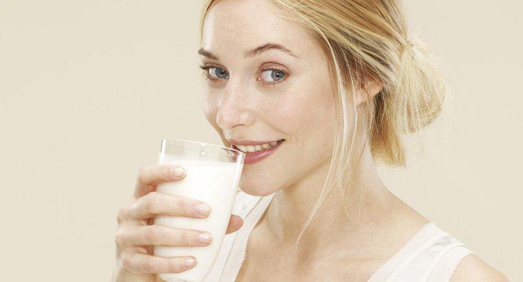 Kann ein Erwachsener zu viel Milch trinken?