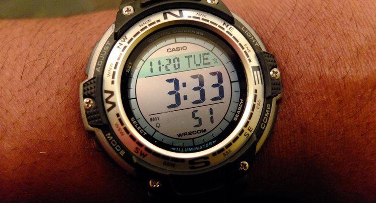 Wie stellt man die Zeit auf einer Digitaluhr ein?