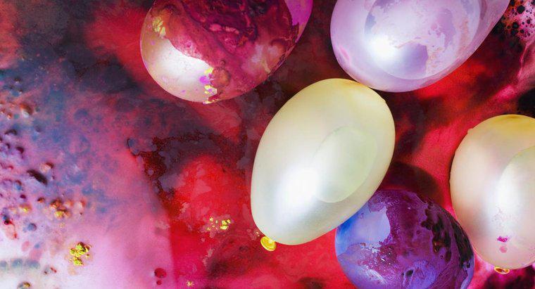 Wie macht man mit Farbe gefüllte Ballons?