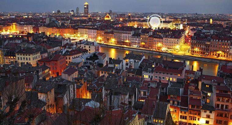 Wofür ist Lyon, Frankreich berühmt?