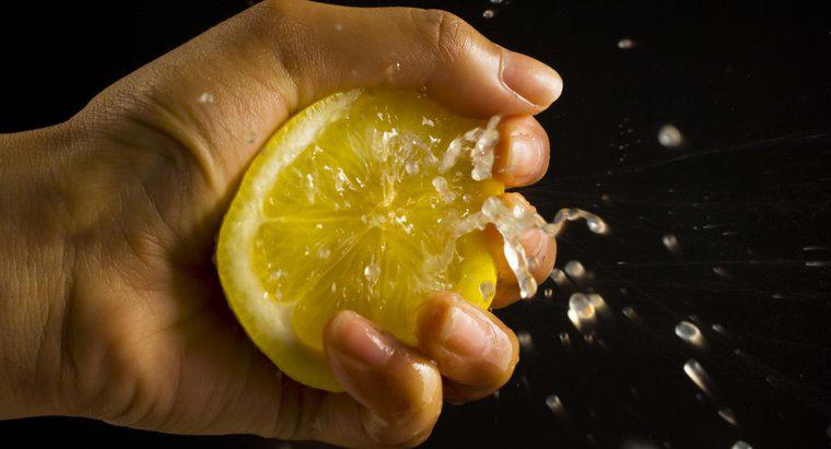 Warum verhindert Zitronensaft, dass Früchte braun werden?