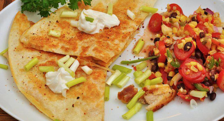 Wie viele Kalorien haben Hühnchen-Käse-Quesadillas?