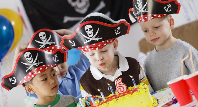 Was sind einige Ideen für Piraten-Geburtstagsfeiern?