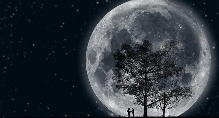 Wie nah kommt der Mond der Erde?