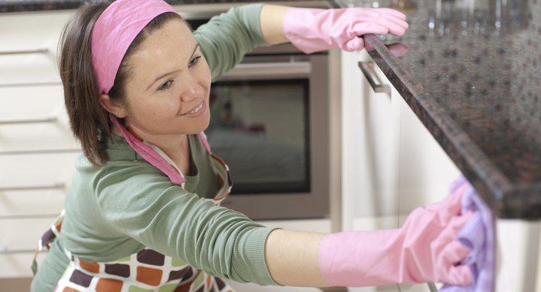 Wie reinigt man fettige Küchenschränke?