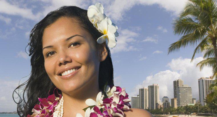 Was bedeutet die hawaiianische Tradition, eine Blume hinter dem Ohr zu tragen?