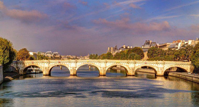 Wie heißt der Fluss, der durch Paris fließt?