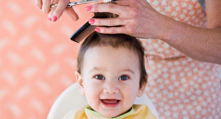 Wie gibt man einem Baby einen ersten Haarschnitt?