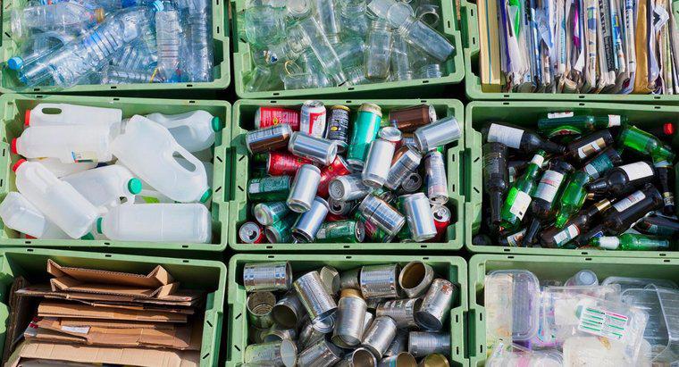 Wie beginnt man mit dem Recycling von Dosen und Flaschen?