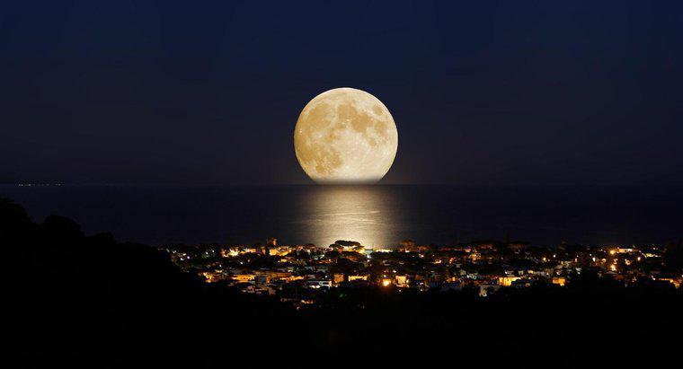 Wie lange braucht der Mond, um die Erde zu umkreisen?