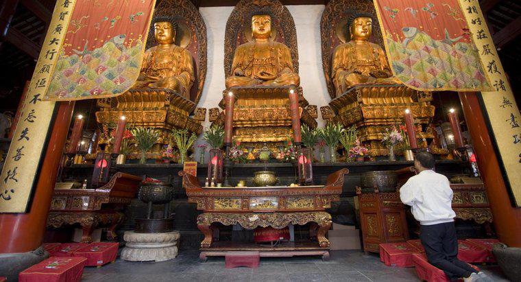 Wie heißt die buddhistische Anbetungsstätte?