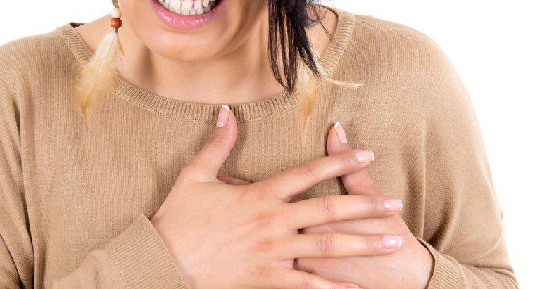 Was verursacht Symptome von Brustschmerzen bei Frauen?