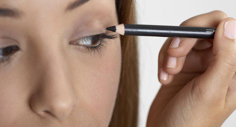 Wie verhindern Sie das Verschmieren von Eyeliner?