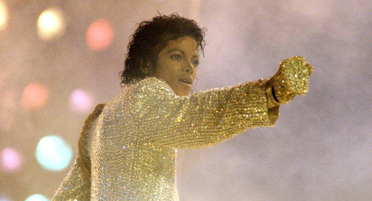 Wann hat Michael Jackson angefangen, einen einzigen weißen Handschuh zu tragen?